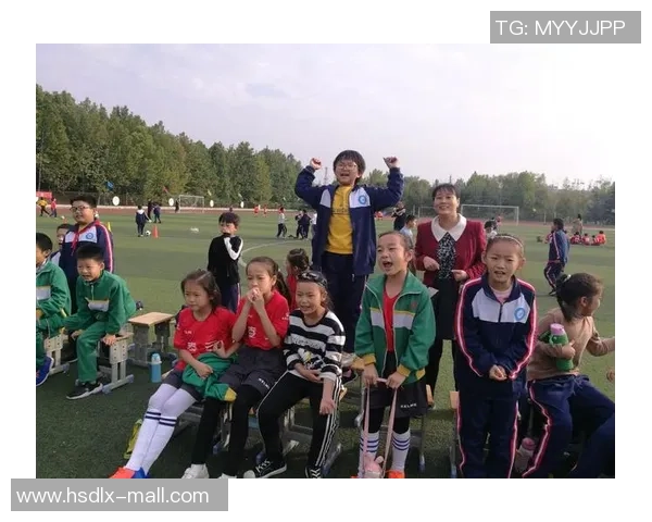 小乔足球:探索年轻女孩在足球场上的成长与梦想之旅 小乔足球:探索年轻女孩在足球场上的成长与梦想之旅