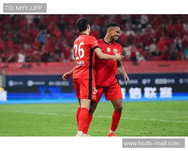 足球球星在比赛中意外受伤流血引发球迷热议与媒体关注 足球球星在比赛中意外受伤流血引发球迷热议与媒体关注